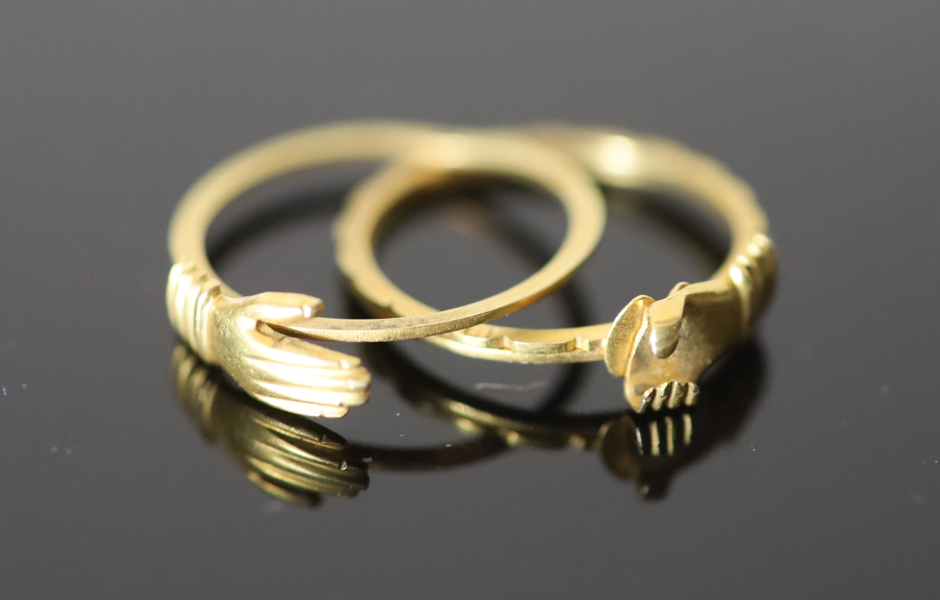 A Victorian 15ct gold Fede ring,